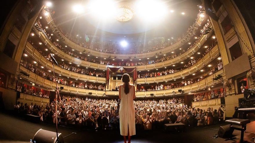 El público del Real, en pie para ovacionar a Amaia