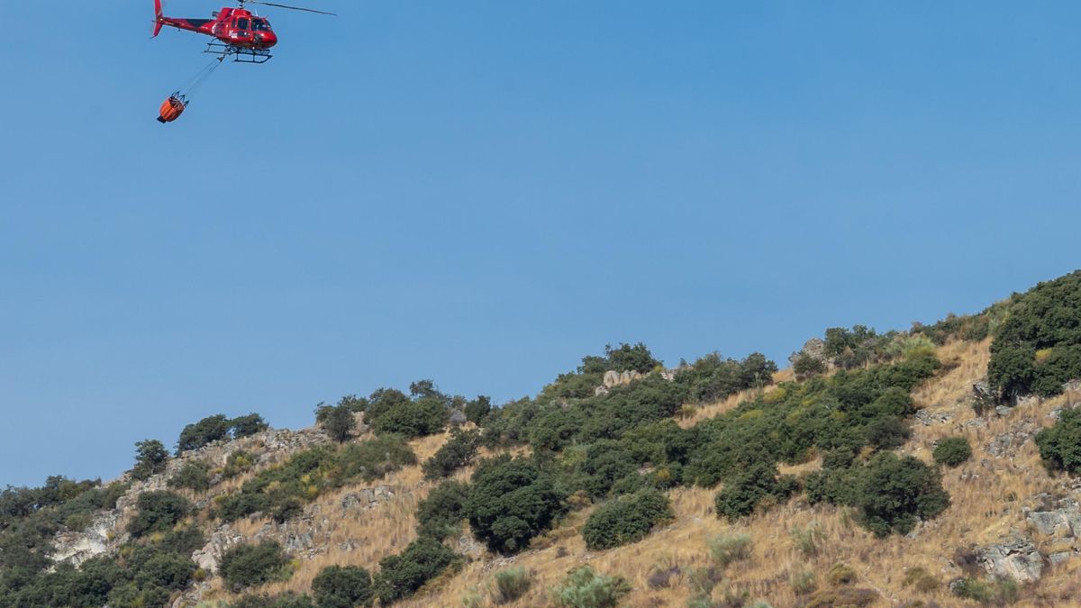 Un helicóptero participa en las labores de extinción del incendio originado el pasado jueves en la localidad toledana de Almorox. EFE/Ángeles Visdómine