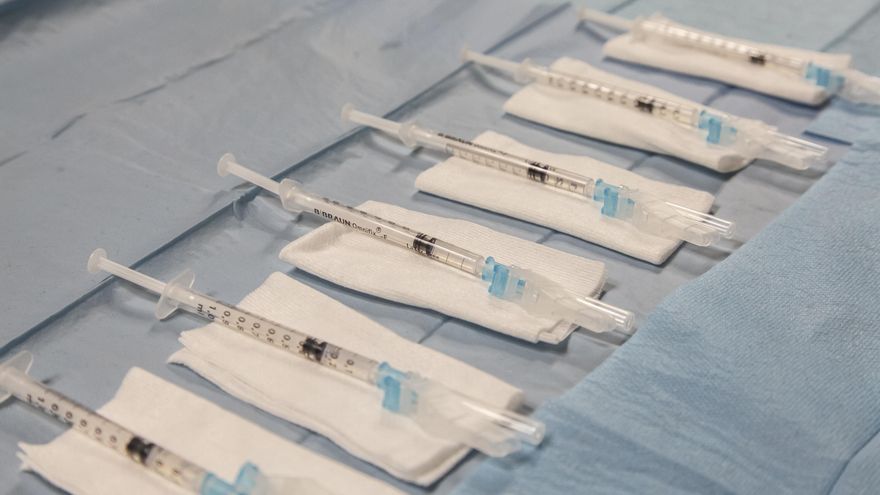Canarias prioriza la segunda dosis de la vacuna en las residencias y aplaza la de sanitarios por el retraso de Pfizer