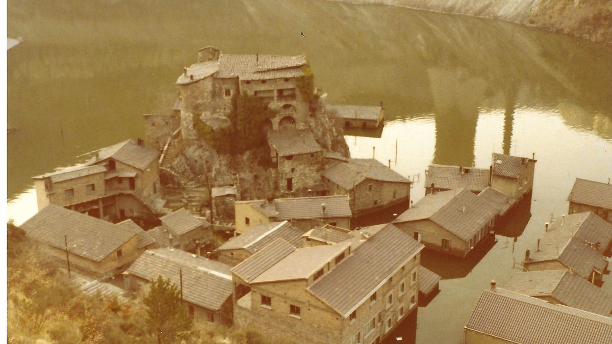 Sant Salvador de la Vedella, parcialmente inundado, en 1978.
