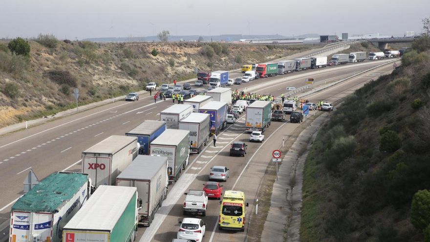 La protesta del campo provoca el martes por la tarde un corte total en la autopista León-Asturias