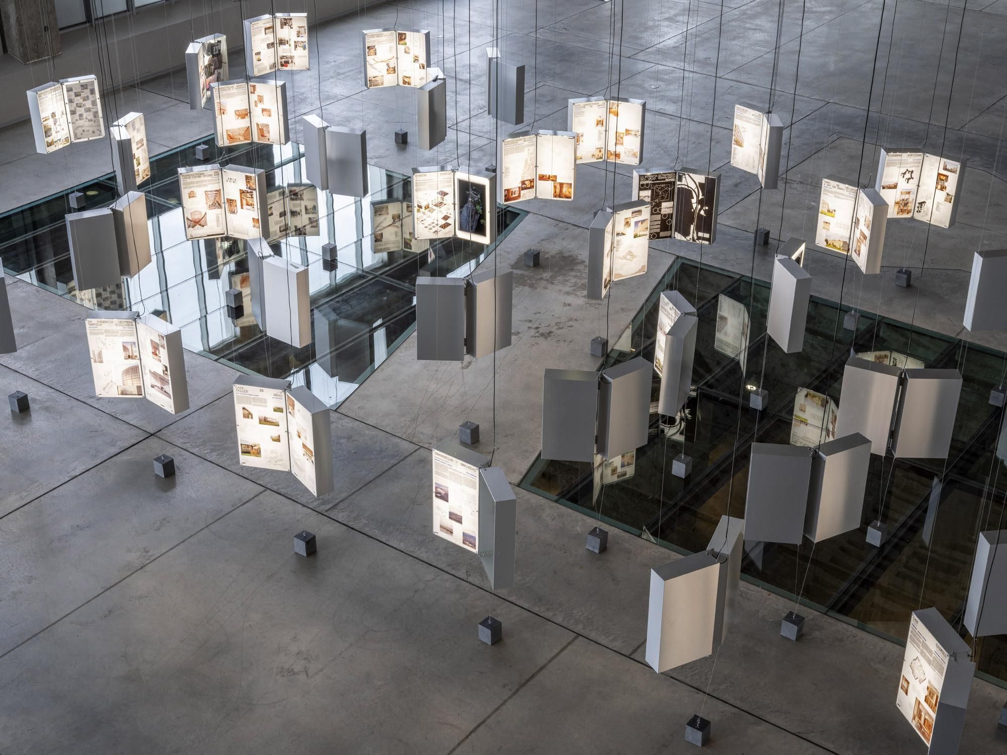 Vista de la exposición en la sala de Turbinas de La Térmica Cultural en Ponferrada.