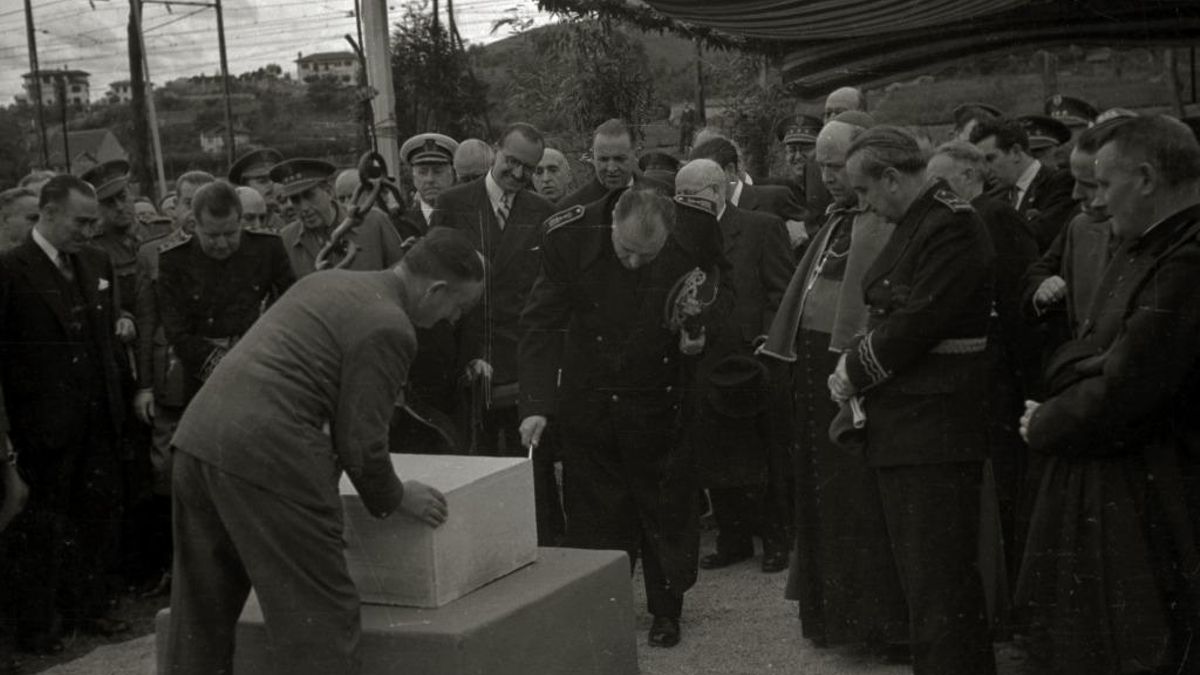 Primera piedra de Martutene, en 1944.