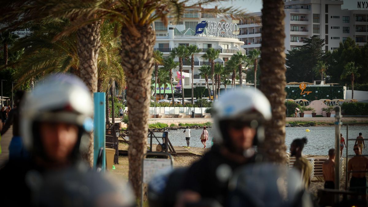 Dos policías locales patrullan por las inmediaciones del hotel-discoteca