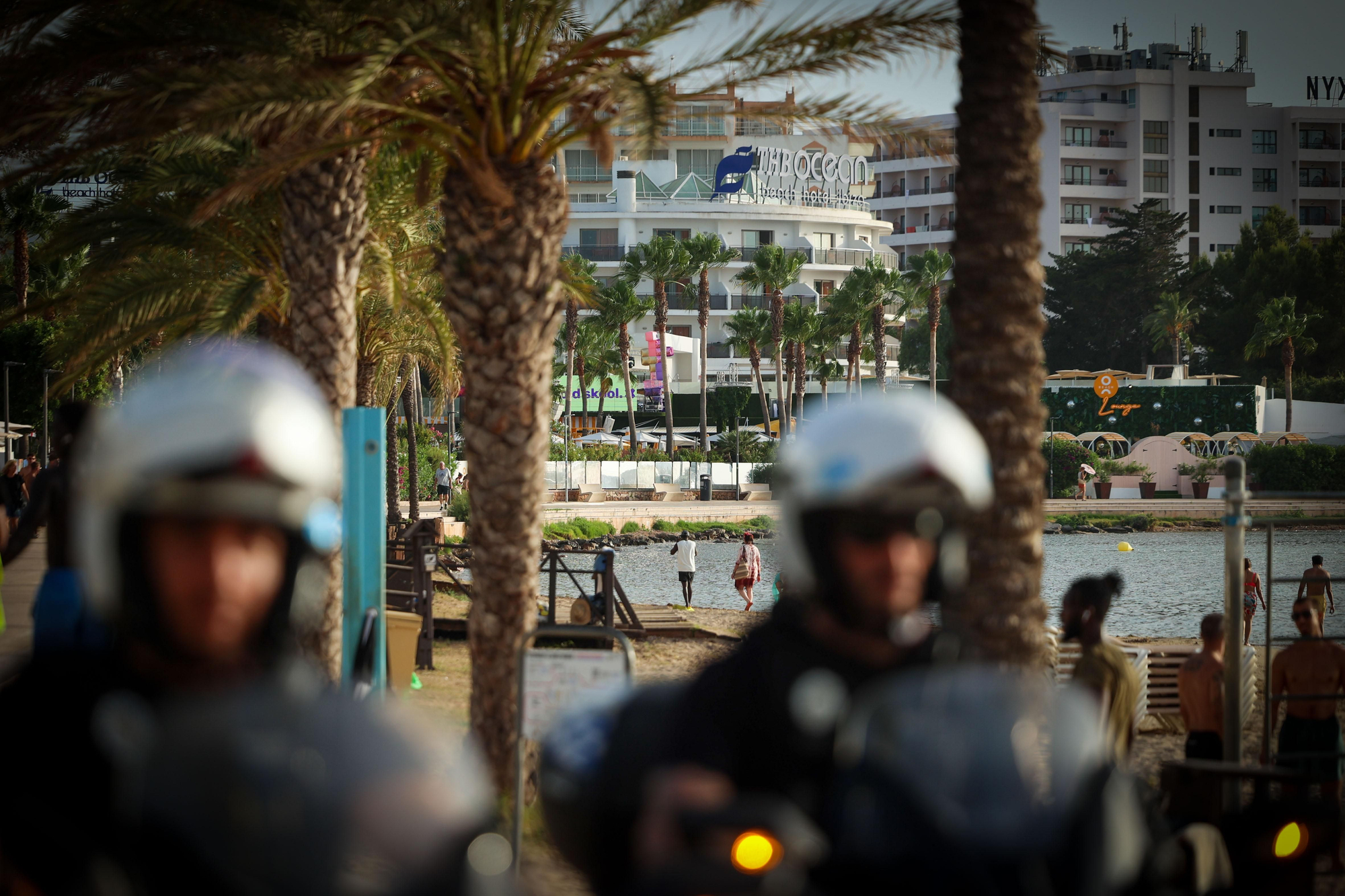 Dos policías locales patrullan por las inmediaciones del hotel-discoteca O Beach