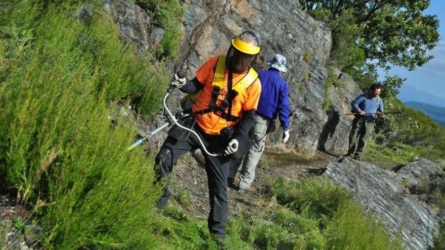 Descubriendo la caja del canal en la roca. / David Gustavo López