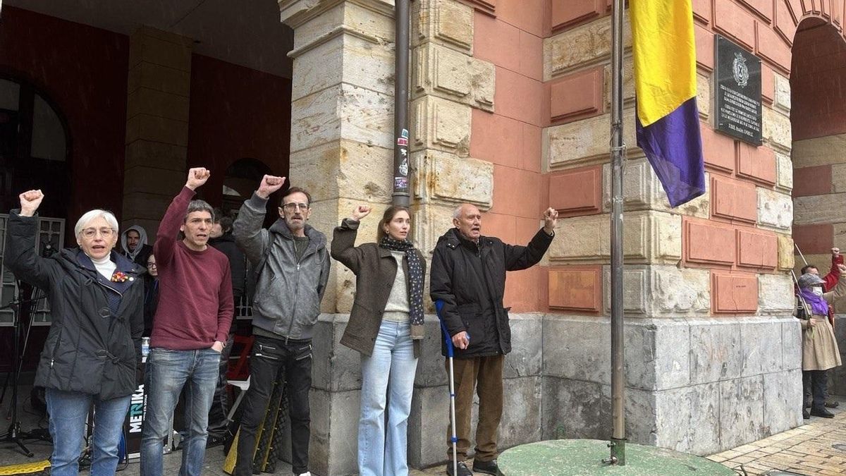 PCE e IU apelan a unir fuerzas para una nueva república con "democracia plena" y defensa de la paz