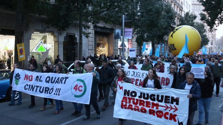 Miles de personas se manifiestan contra la ampliación de El Prat y los macroproyectos previstos en Catalunya