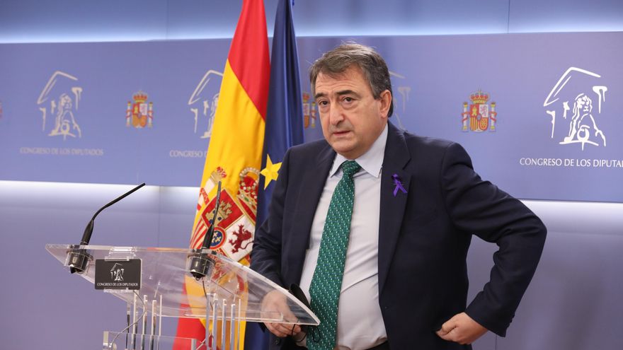 El portavoz del PNV en el Congreso de los Diputados, Aitor Esteban, en rueda de prensa