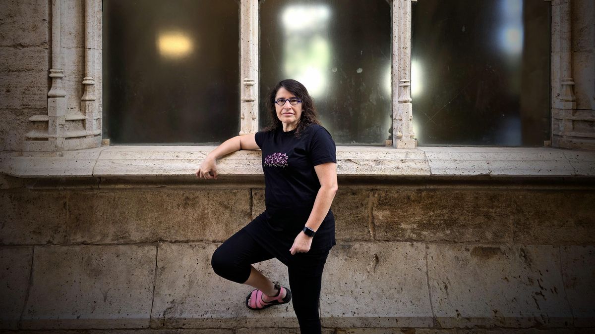 La periodista Laura Ballester, retratada en la Lonja de València.