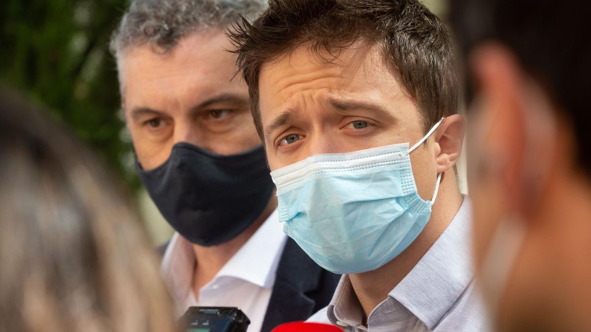 El líder de Más País, Iñigo Errejón, ofrece declaraciones a los medios, a su salida de una reunión con los secretarios generales de UGT y CCOO en la Región de Murcia, a 24 de mayo de 2021, en Murcia, (España). Íñigo Errejón visita Murcia para mantener est