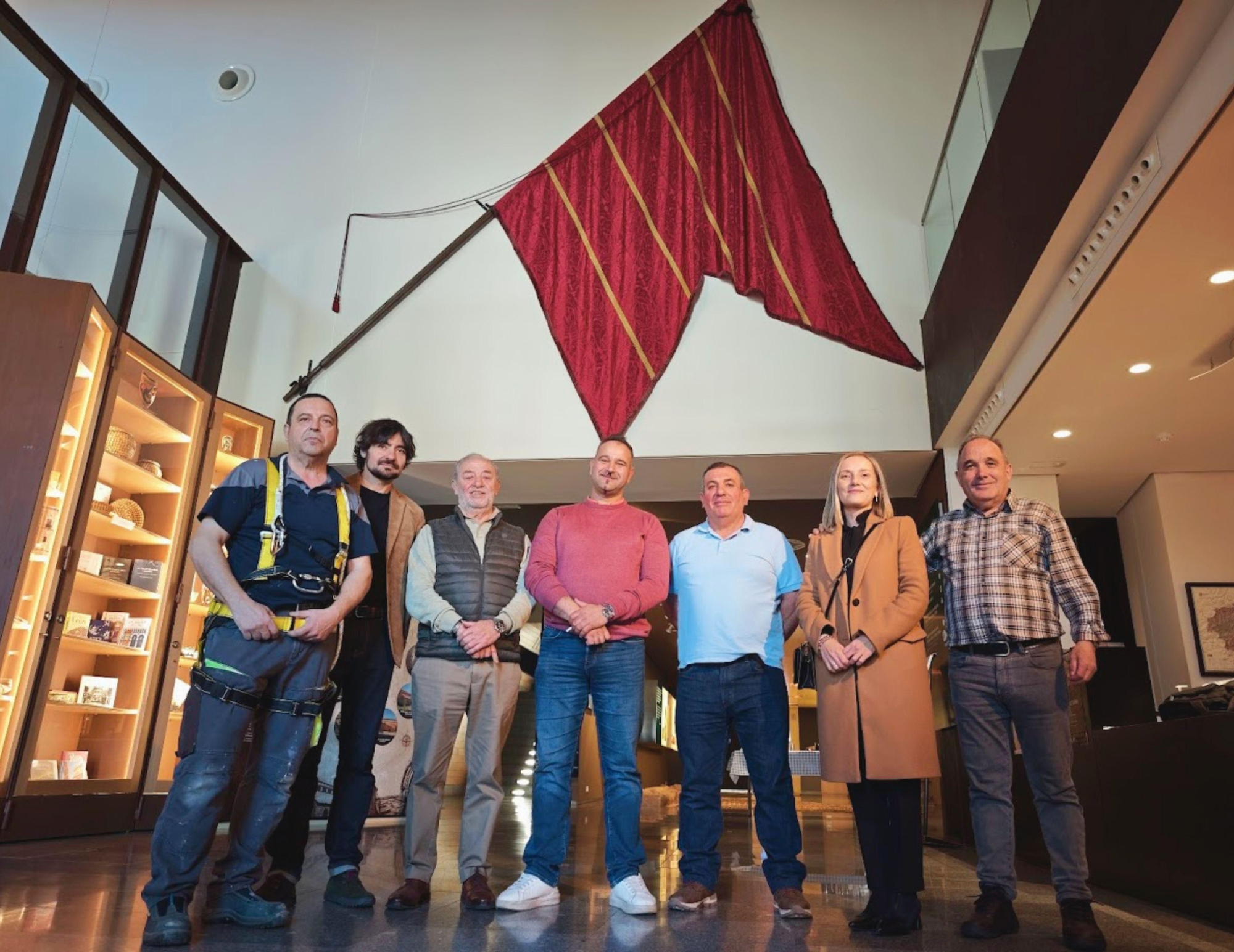 El pendón específico creado para dar la bienvenida al Museo de los Pueblos Leoneses en Mansilla de Las Mulas.