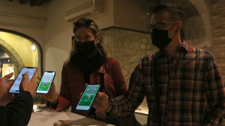 La propuesta de hacer obligatorio el pasaporte COVID divide al sector de la hostelería en Barcelona