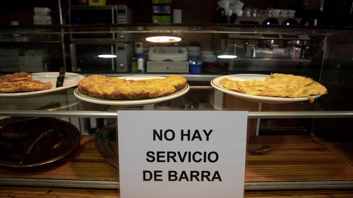 Un cartel indica la prohibición de consumir en la barra de un bar