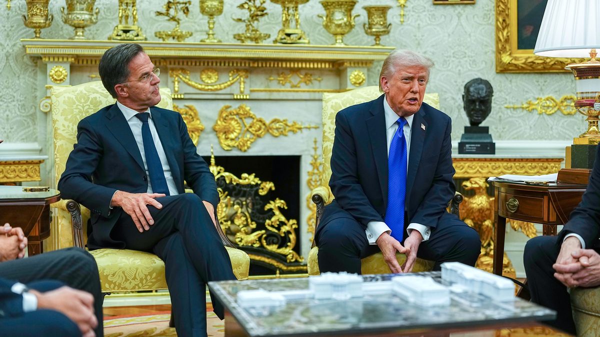El presidente de Estados Unidos, Donald J. Trump, se reúne con el secretario general de la OTAN, Mark Rutte, en la Oficina Oval de la Casa Blanca en Washington, D.C., el 22 de octubre de 2025.