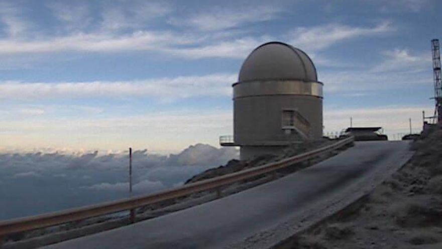 En la zona del Telescopio Óptico Nórdico (NOT por sus siglas en inglés), en la imagen, durante la madrugada de este lunes, 30 de enero de 2022, la temperatura ha descendido hasta 4,1 grados bajo cero. IMAGEN CAPTADA DE LA WEBCAM DEL NOT