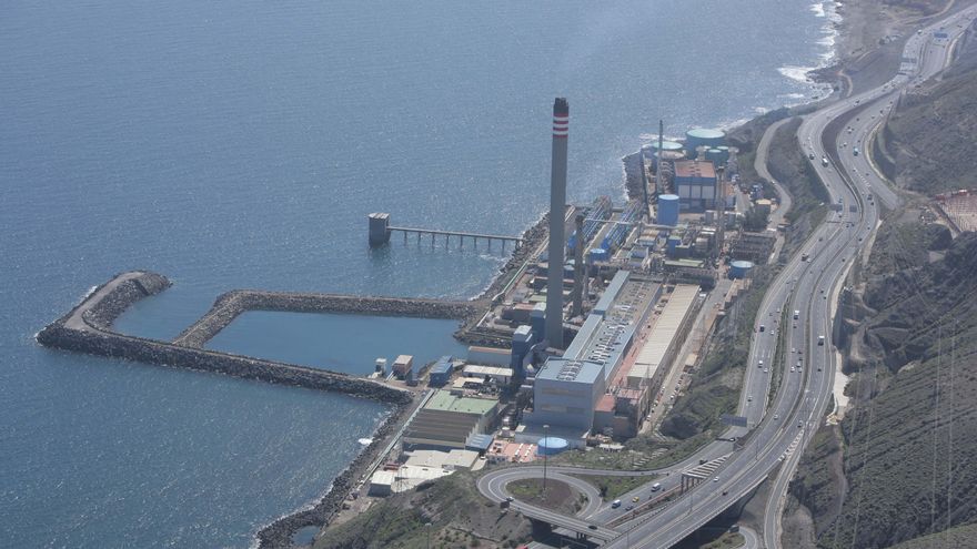 Central térmica de Endesa y potabilizadora de Emalsa en Gran Canaria. En la imagen, detrás de la chimenea y pintada de azul, la desaladora que costó 75 millones.