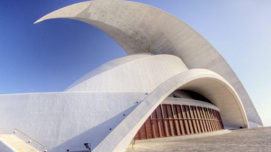 Un hombre, herido grave al caer desde un muro en la plaza del auditorio de Tenerife