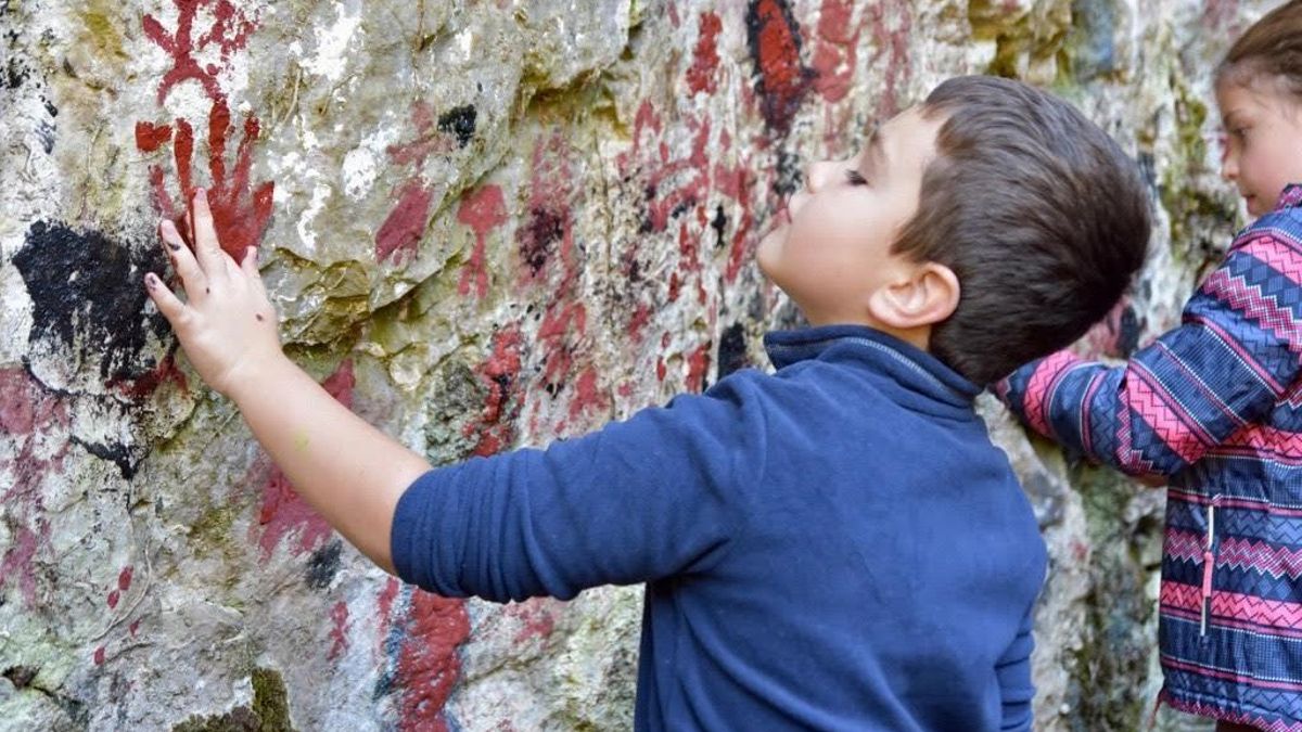 Participantes en una interpretación de la pintura rupestre en Asturias dentro de ConCiencia.