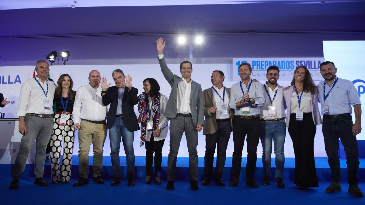 El presidente de la Junta de Andalucía, Juanma Moreno, (c) preside la foto de familia junto al presidente provincial del PP de Sevilla, Ricardo Sánchez, (5d) y varios miembros destacados del partido en el ámbito nacional y regional.