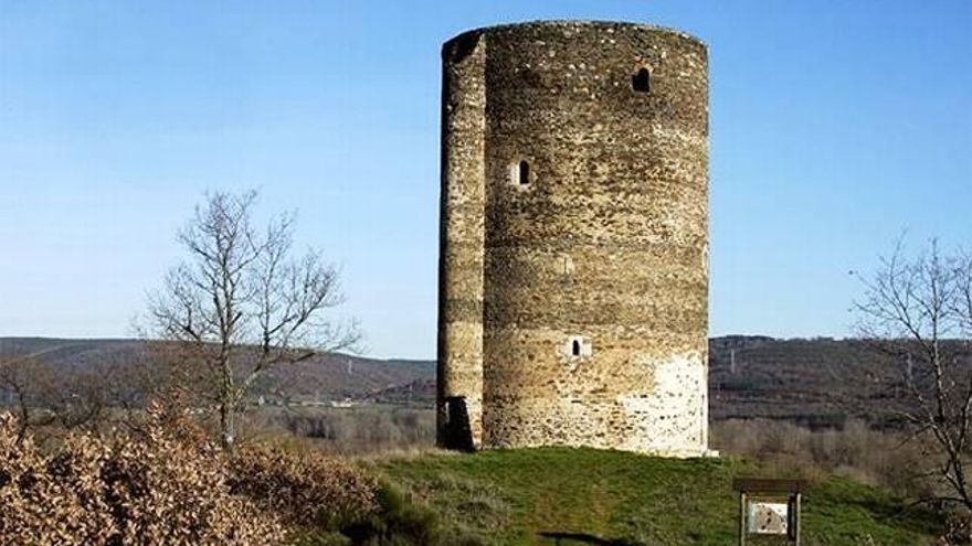 El torreón de Santa María de Ordás, de veinte metros de altura.