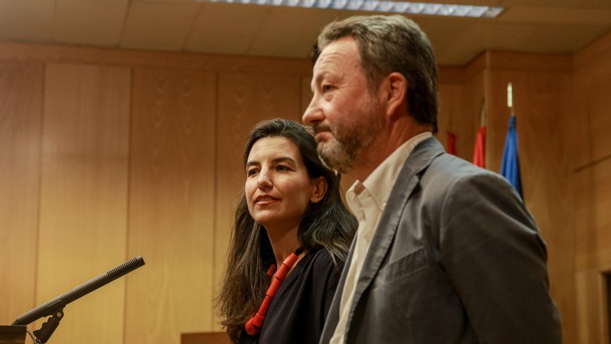 Acompañada del exportavoz adjunto del PP en el Ayuntamiento de Madrid, Íñigo Henríquez de Luna, la portavoz de Vox en la Asamblea.
