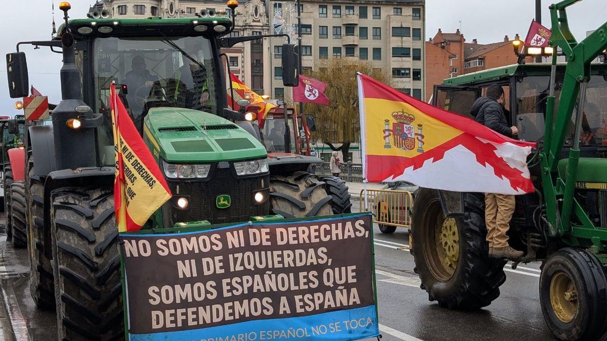 El sector más radical del campo leonés protagoniza la primera tractorada del año en León y 'trolea' a los sindicatos agrarios