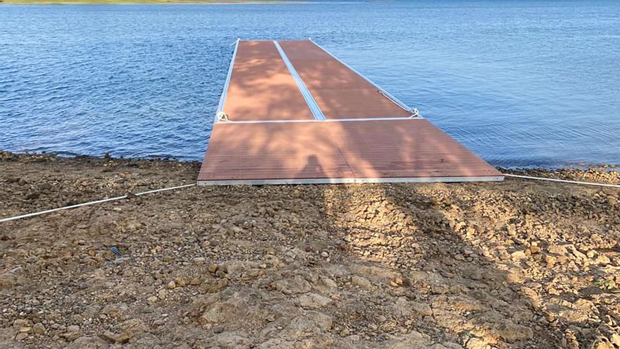 Una plataforma en el pantano del Ebro