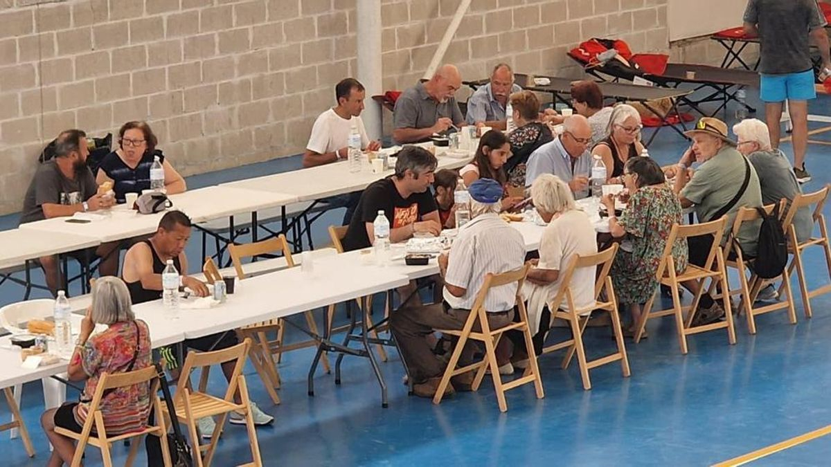 El albergue de Humanes que acoge a los evacuados por el incendio de La Mierla: instalan televisores para seguir la final del Mundial