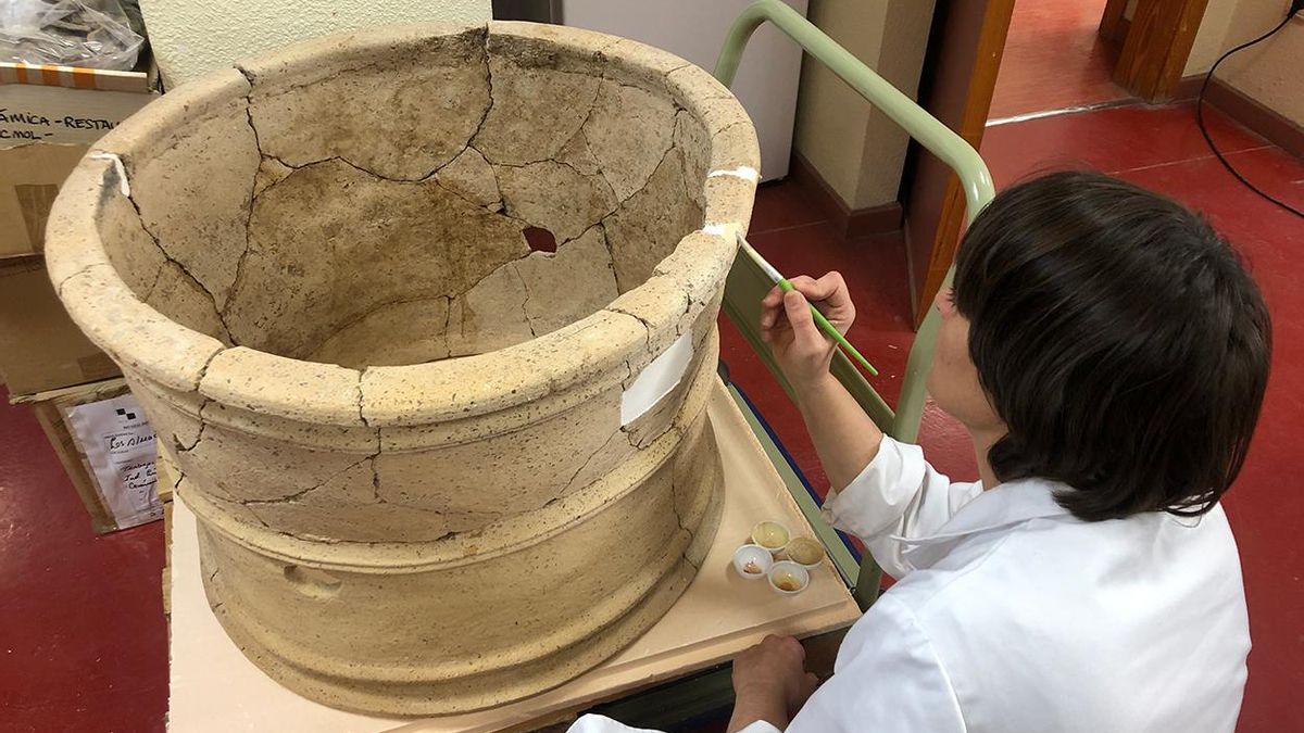 El equipo de restauración de San Esteban trabajando en la recuperación de piezas cerámicas encontradas en el yacimiento.