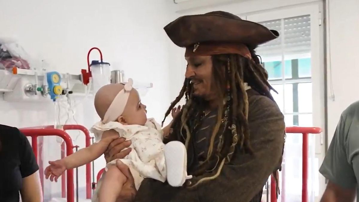 Johnny Depp con una de las niñas ingresadas en el Niño Jesús