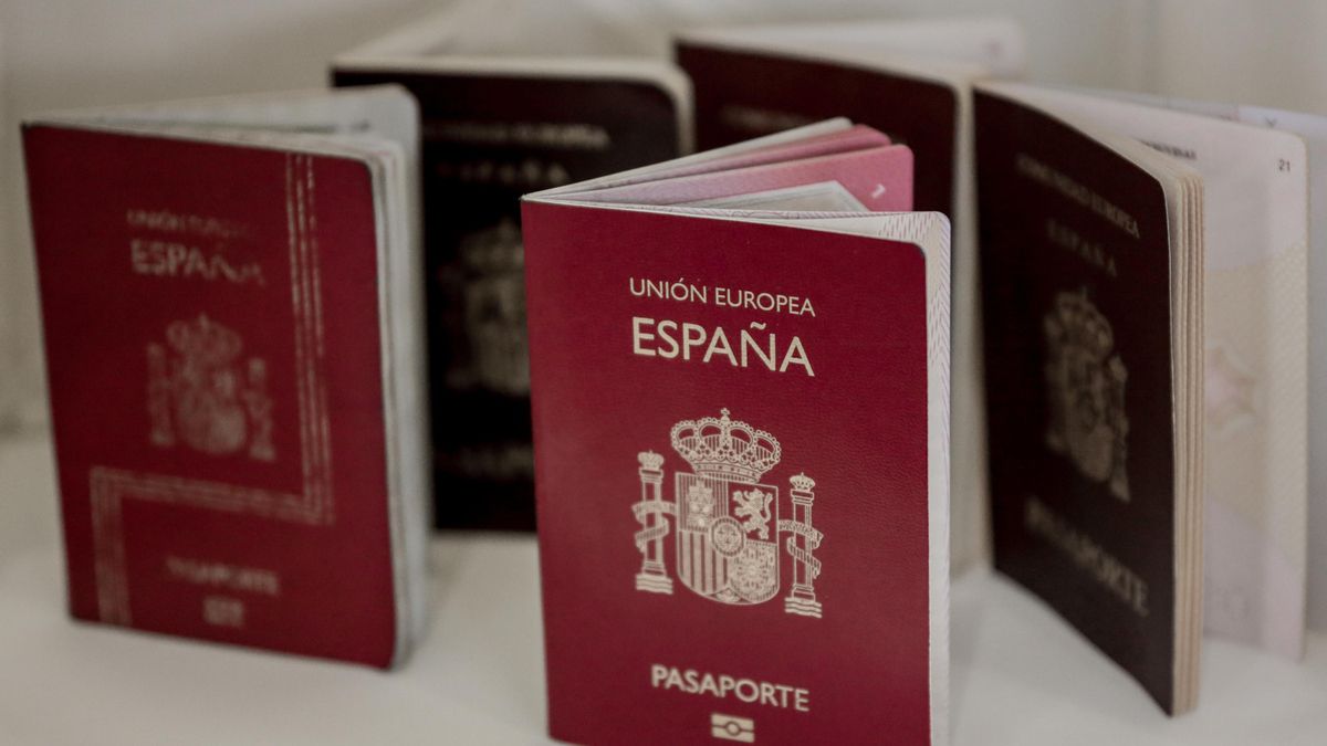 Archivo - Varios pasaportes españoles colocados sobre una mesa.