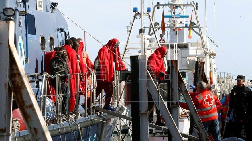Un barco de la Armada auxilia 51 inmigrantes en una patera en la zona de Alborán