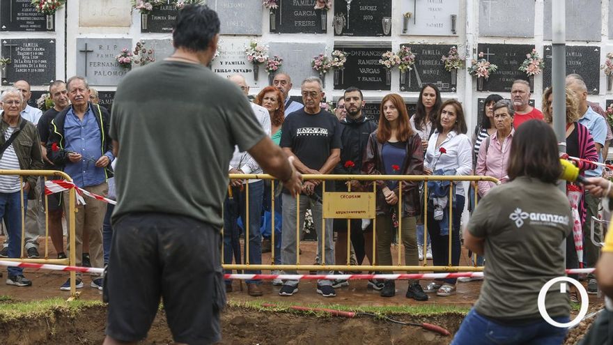 Familias visitan los trabajos en la fosa del cementerio de San Rafael