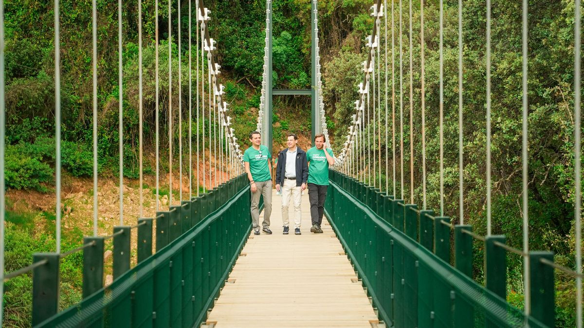Juanma Moreno recorre el sendero de la fase 3 del Cinturón Verde de Córdoba junto a representantes del PP andaluz