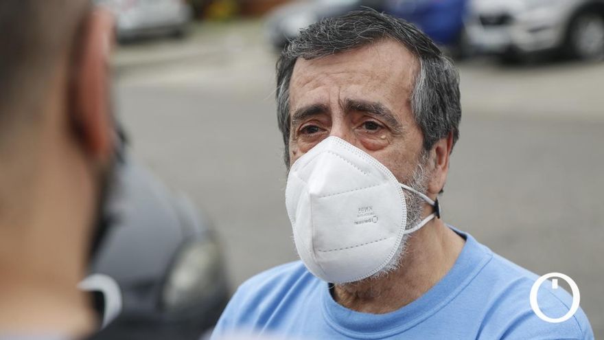 Pedro Carretero, cliente de Pan Recor, se acerca a apoyar a la plantilla