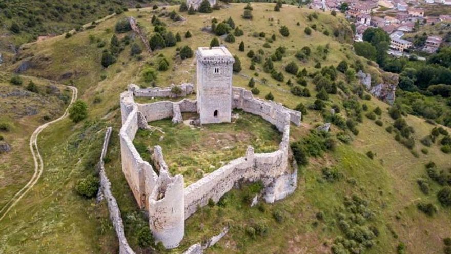 Con triple muralla y una torre con gárgolas, este castillo soriano del siglo XIV estaba unido a un río por un pasadizo subterráneo