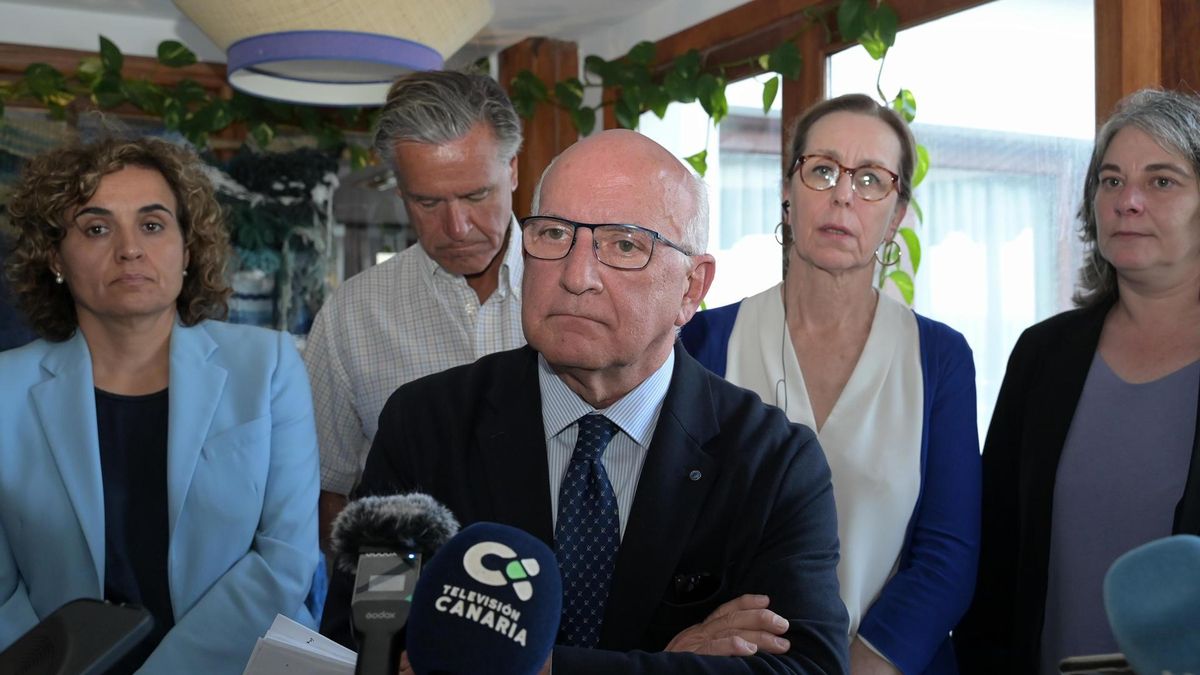 Una delegación de la Comisión de Libertades Civiles, Justicia y Asuntos de Interior (LIBE) del Parlamento Europeo visita estos días El Hierro para conocer la situación migratoria. En la imagen, el presidente de la Comisión Javier Zarzalejos (c), da cuenta de los detalles de la visita acompañado por los parlamentarios Dolors Montserrat (1i), Juan Fernando López Aguilar (2i), Fabienne Keller (2d) y Cecilia Strada (1d).