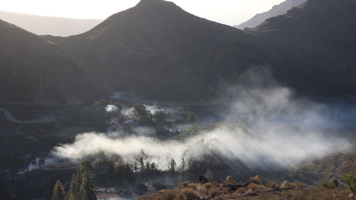 GALERÍA | Así amaneció Fataga, con el incendio ya controlado, pero aún activo