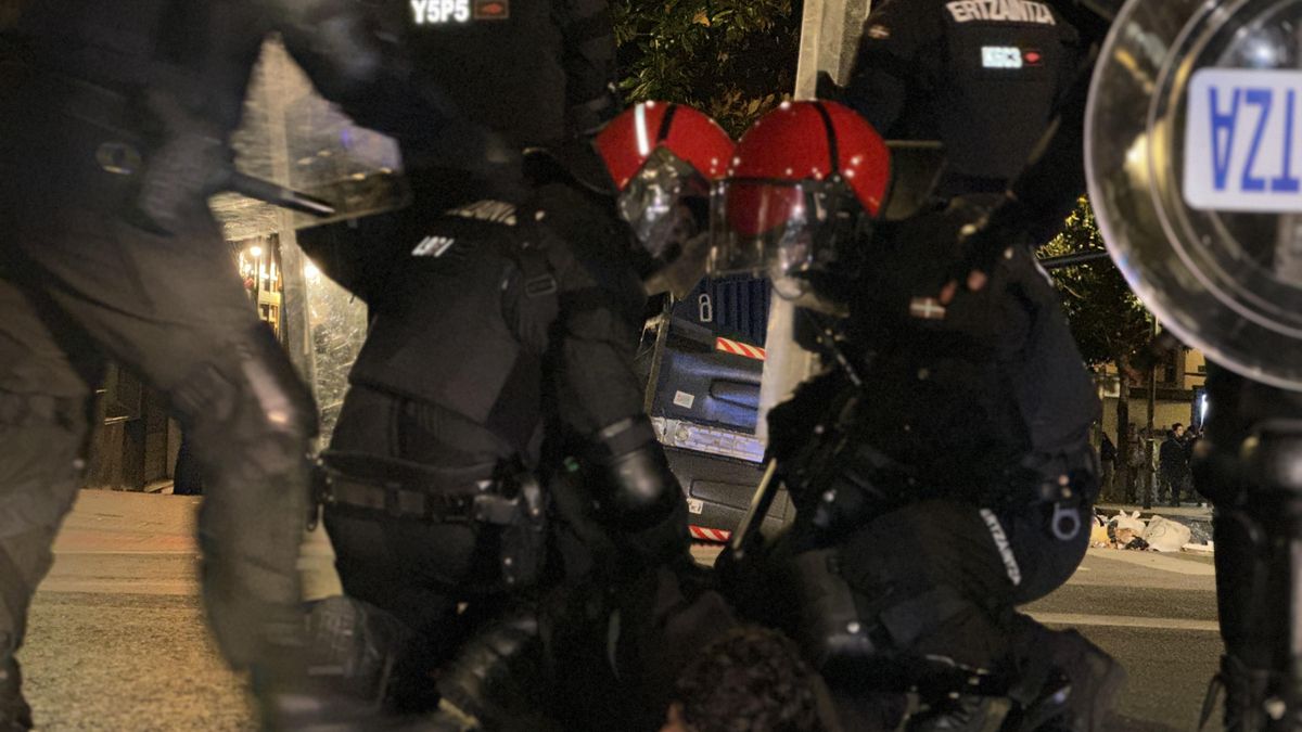 Agentes de la Ertzaintza detienen a una persona tras los disturbios en Bilbao.