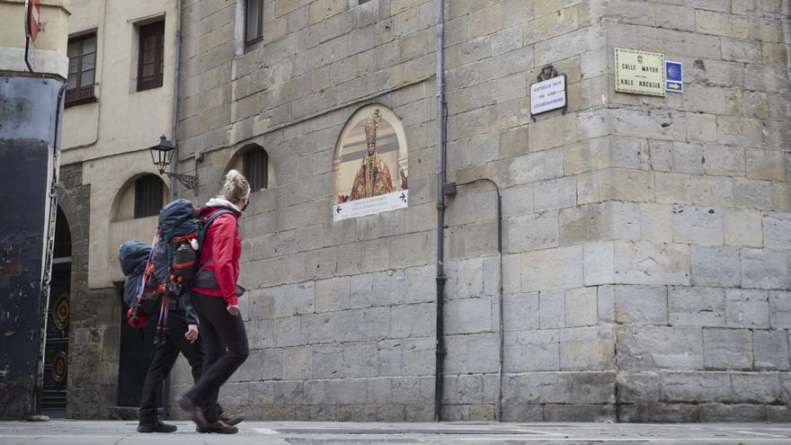 Archivo - Dos peregrinos del Camino de Santiago