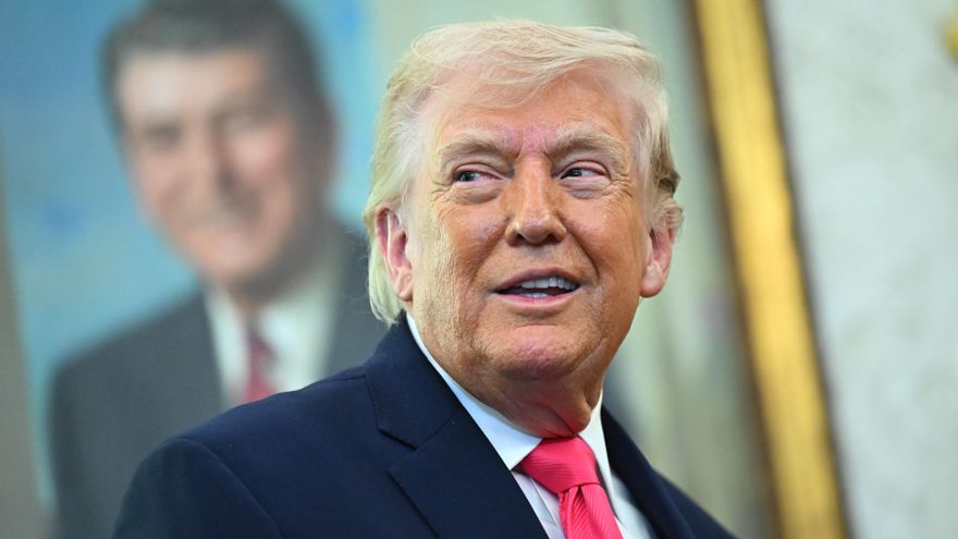 Donald Trump pronuncia un discurso en el Despacho Oval de la Casa Blanca en Washington, este martes.