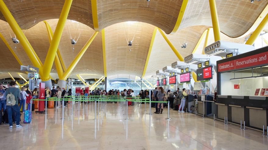 Pasajeros en la zona de facturación de la Terminal 4 del aeropuerto en el día que se inaugura la nueva Terminal de Autobuses de la T4 en el Aeropuerto Adolfo Suárez Madrid- Barajas, a 14 de octubre de 2022, en Madrid (España).