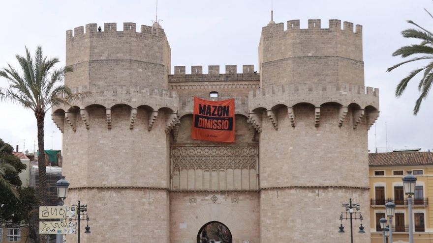 La pancarta gigante exigiendo la dimisión de Carlos Mazón que las juventudes de Compromís han colgado de las Torres de Serranos este viernes.