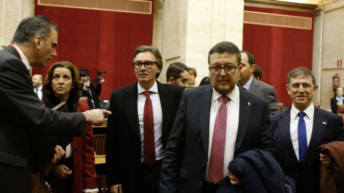 Javier Ortega Smith, Manuel Gavira y Francisco Serrano, tras conformarse el primer grupo parlamentario de Vox en Andalucía, con 12 diputados, en 2019.