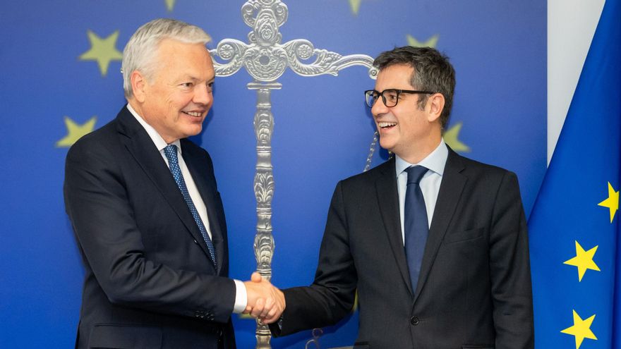 Félix Bolaños junto al comisario de Justicia, Didier Reynders, antes de su reunión en Bruselas.