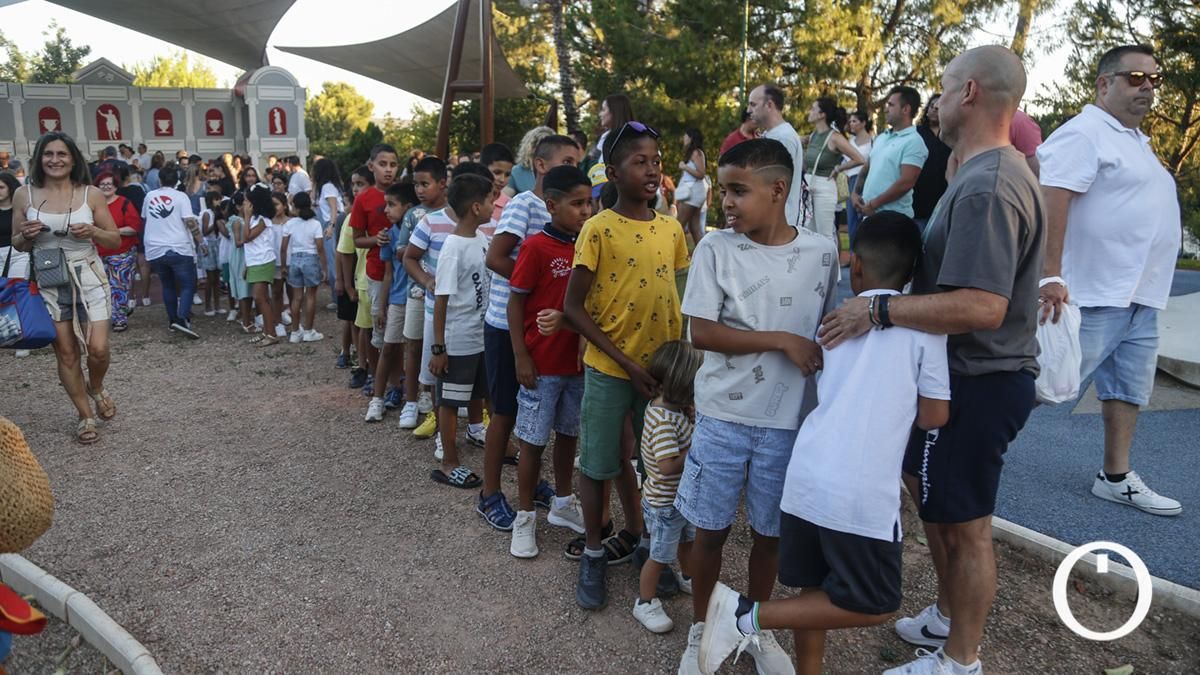 Niños saharauis del programa 'Vacaciones en paz' visitan la Ciudad de los Niños.