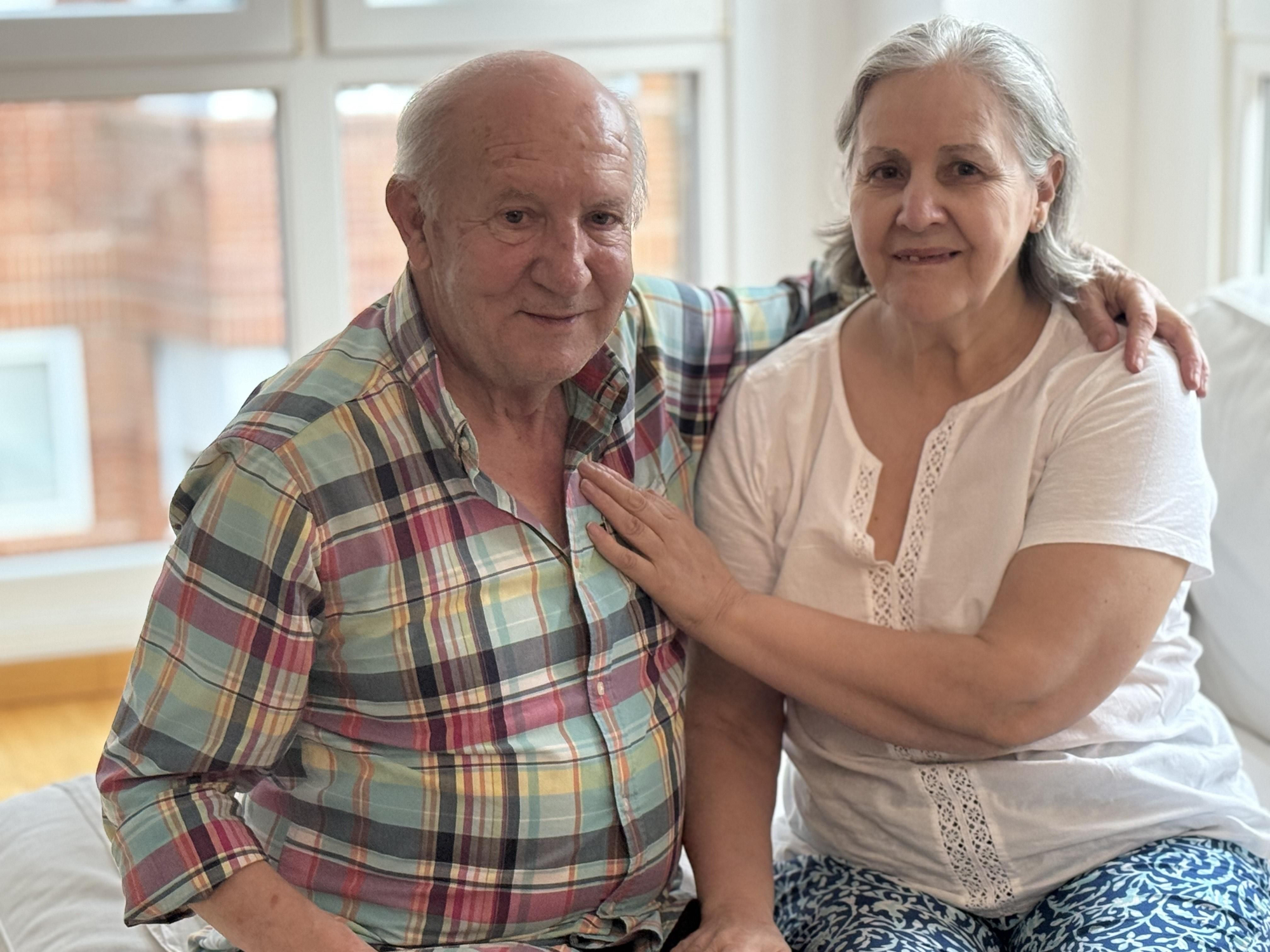 Pedro e Isabel en su hogar en Pravia