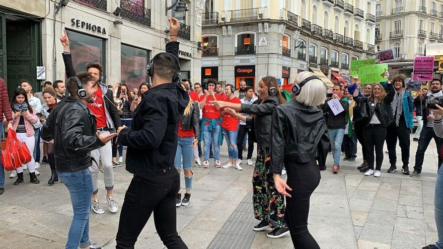 La charanga de despedida a Miki, ajena a las protestas propalestinas que les rodean