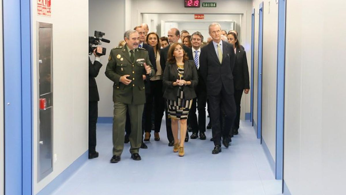 La vicepresidenta Soraya Saenz de Santamaría, el ministro de Defensa, #Morenés y el ministro de Sanidad, Alfonso Alonso, durante la inauguración de la Unidad en octubre de 2015.